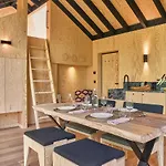 Hutstuf The Eagle & Private Outdoor بيت للعطل *